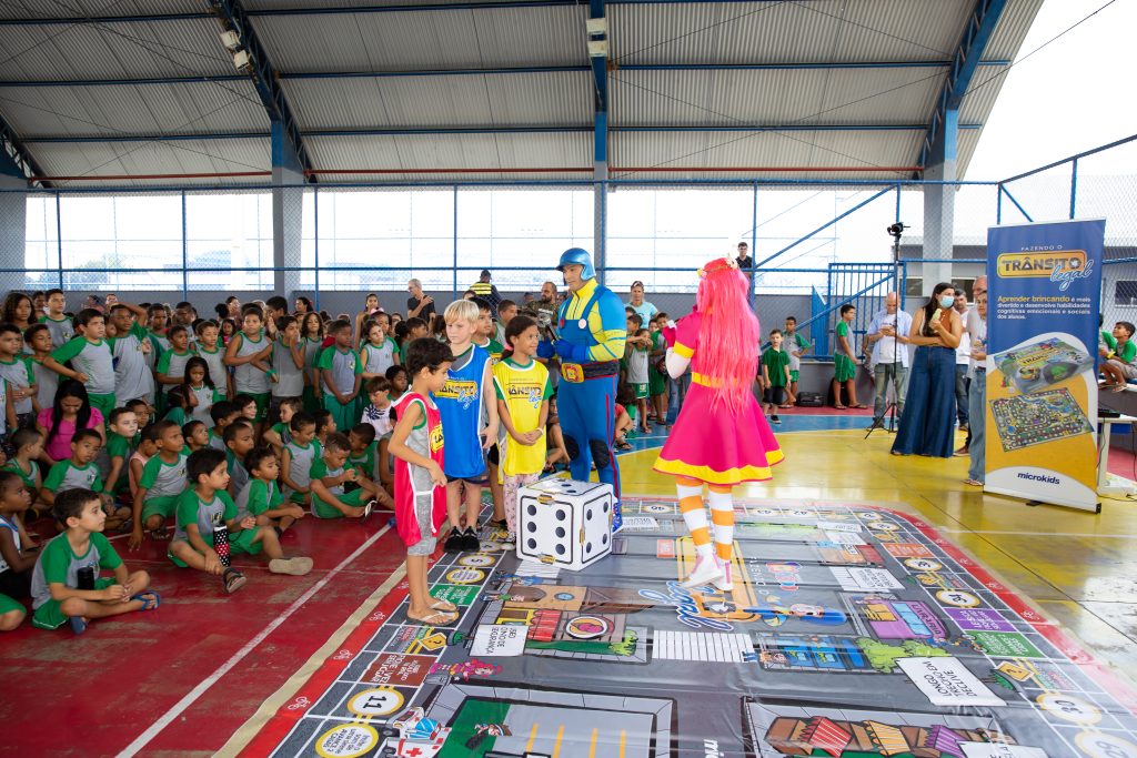 Alunos do ensino fundamental do município de Sooretama participando do jogo em um tabuleiro humano.