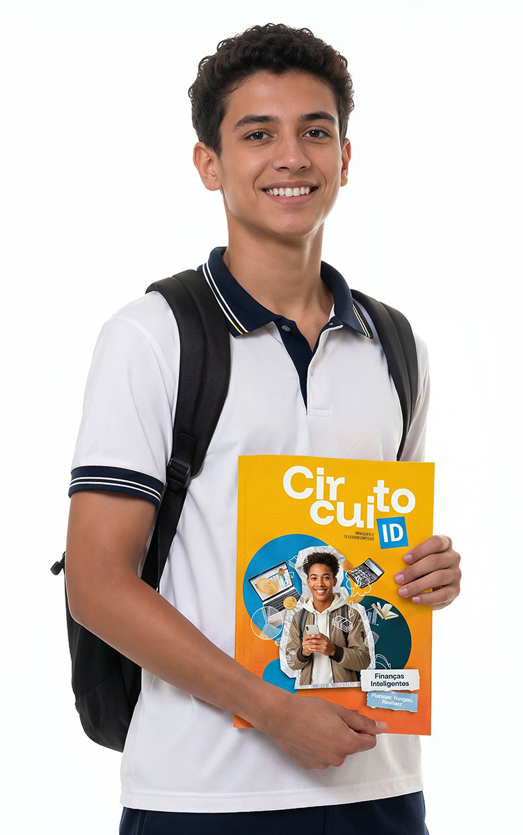 Aluno segurando um livro da Circuito ID da Microkids