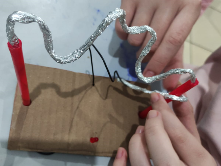 Da Teoria à Prática: Estudantes Criam Circuitos Elétricos com Tecnologia Microkids