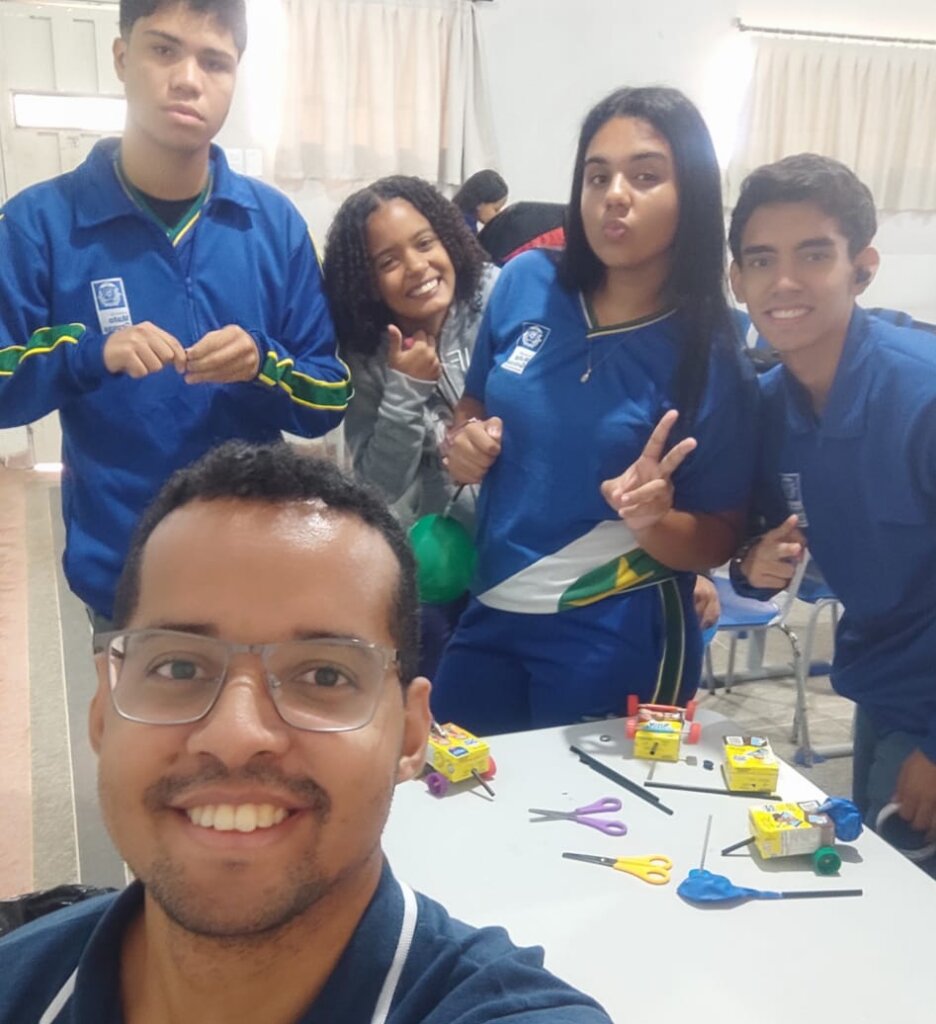 Da Teoria à Prática: Estudantes Criam Circuitos Elétricos com Tecnologia Microkids