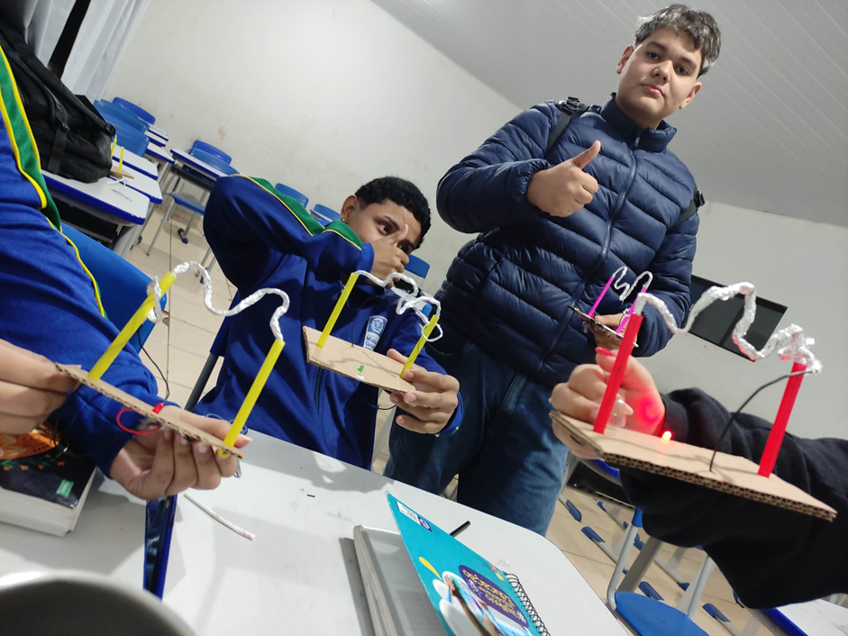 Da Teoria à Prática: Estudantes Criam Circuitos Elétricos com Tecnologia Microkids